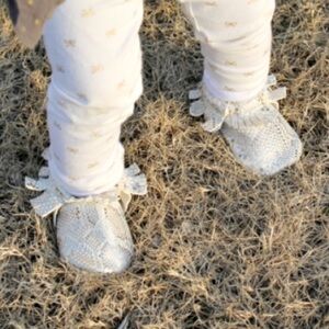 Freshly Picked Limited Edition Merci Soft Sole Moccasins Fringe Mocc Girl Silver